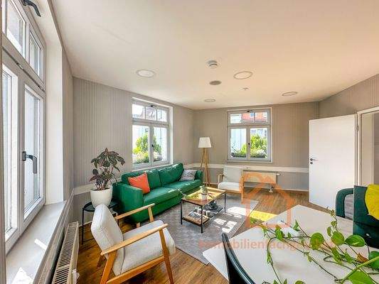 Helles Büro mit Sitzbereich