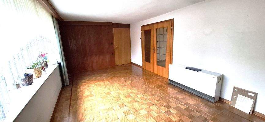 Haus 43_EG. Wohnzimmer mit großer Zwischentüre zum Esszimmer