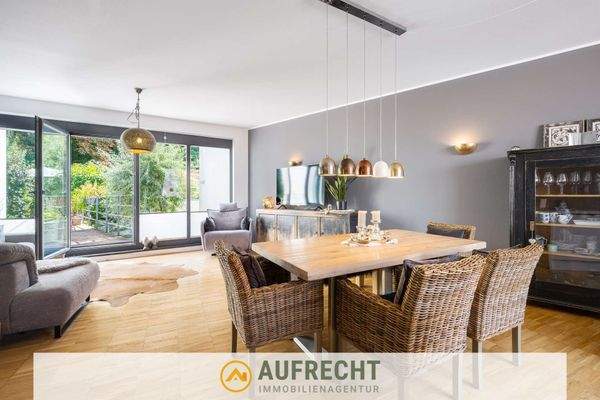 lichtdurchfluteter Wohn- und Essbereich