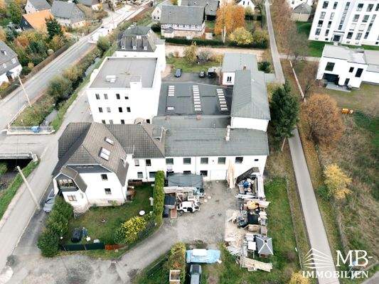 weitere Ansicht mit Einfahrt zum Gewerbe.jpg