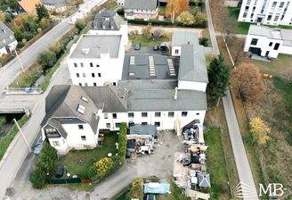 weitere Ansicht mit Einfahrt zum Gewerbe.jpg