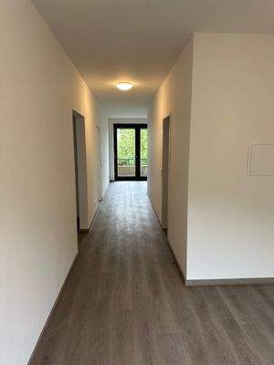 Langer Flur mit Fenster