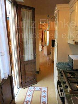 Küche mit Ausgang zur Terrasse