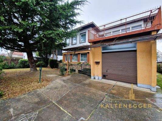 Haus Außenansicht + Vorgarten