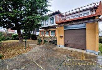 Haus Außenansicht + Vorgarten