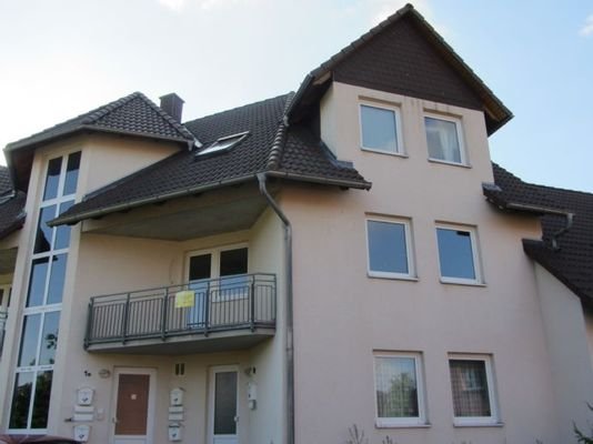 Vorderfront (mittlere Wohnung mit Balkon)