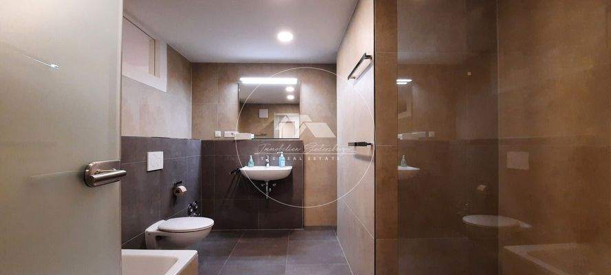 Bad mit Wanne und Dusche