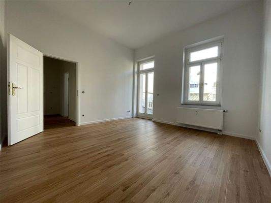 Schlafzimmer mit Zugang zum Balkon