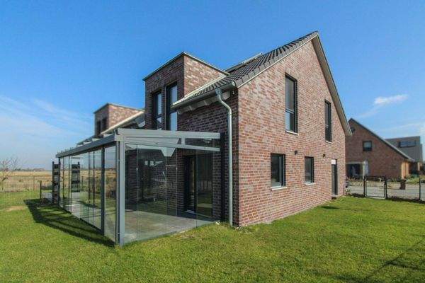 Gartenansicht mit Wintergarten