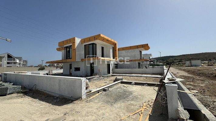 Semi-Detached Villas with Pools Close to Beaches in Izmir Çeşme