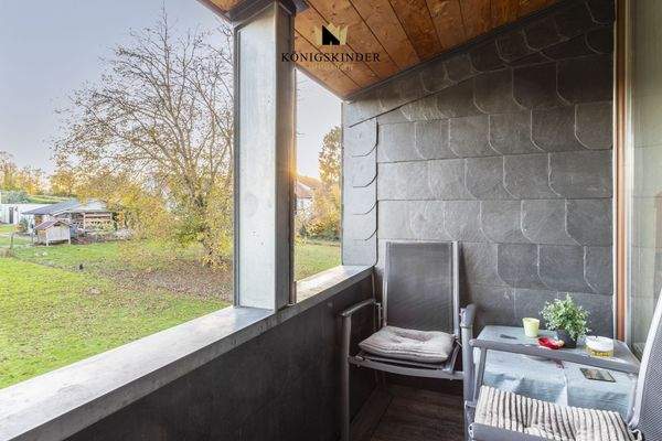 Überdachter Balkon mit Ausblick ins grüne