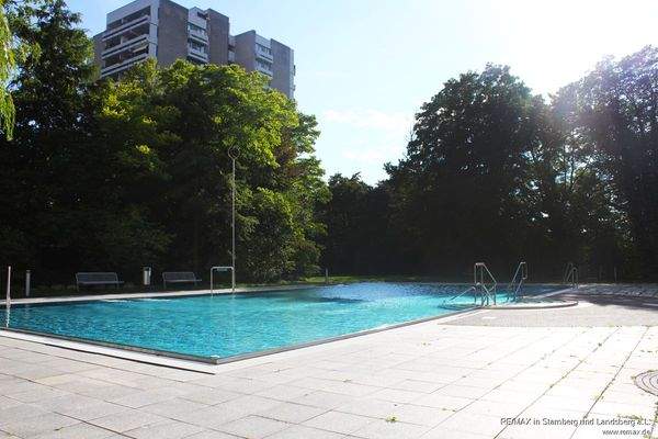 Eigener Swimmingpool mit 20 m-Bahn
