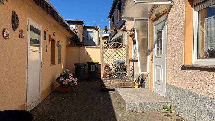 Hof mit weiterem Eingang