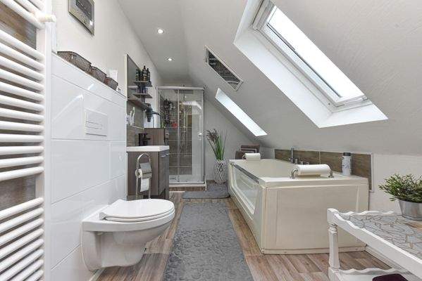 exquisites Vollbad mit freistehender Badewanne