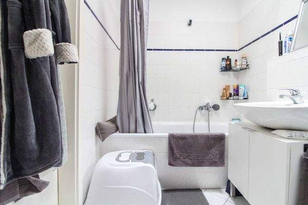 Bad mit Badewann WE links