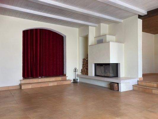 Wohnzimmer mit Kamin