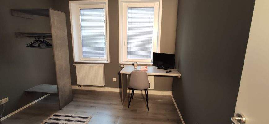 3. offener Schrank und Schreibtisch im Zimmer.jpg