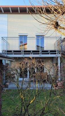 Garten mit Terrasse und Balkon