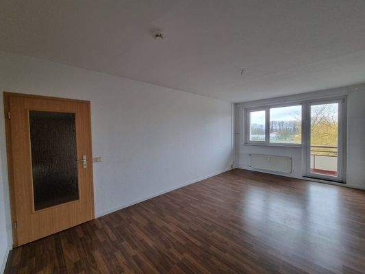 Wohnzimmer mit Balkon