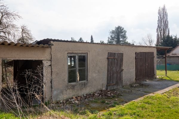 Nebengebäude mit Garage