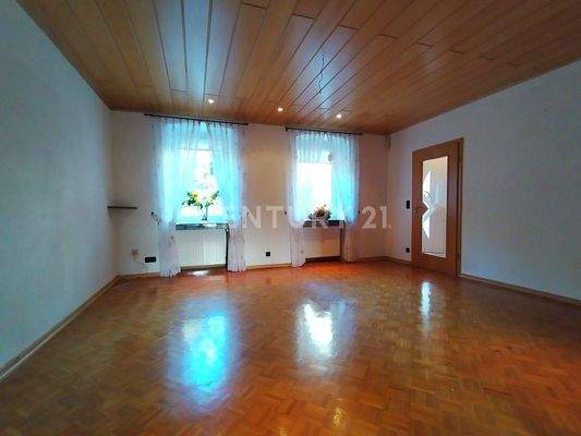 Der Wohnbereich Richtung Fenster