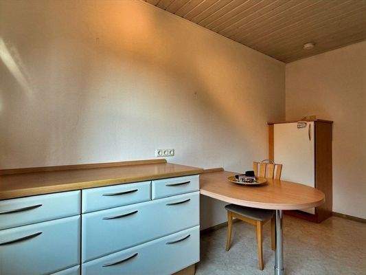 Küche mit viel Arbeitsfläche und Sitzgelegenheit