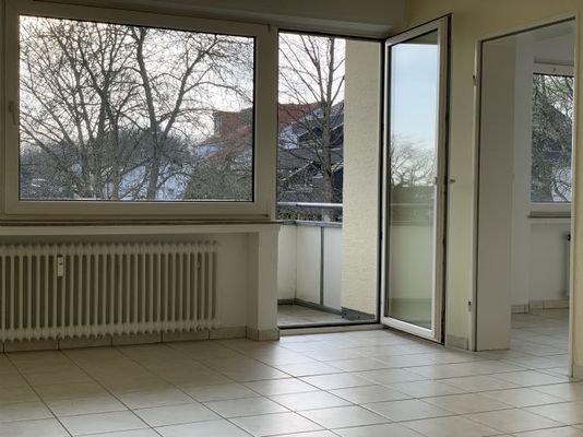 Wohnzimmer mit Zugang Balkon und Küche