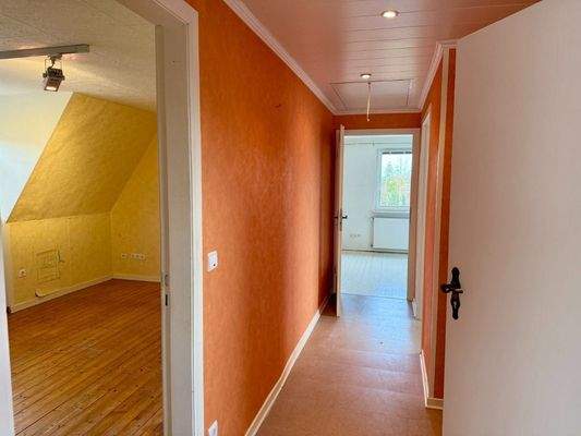 Flur im Dachgeschoss mit Blick in Zimmer 1 und Zimmer 2