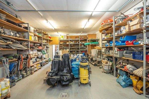 Werkstatt direkt am Verwaltungsgebäude