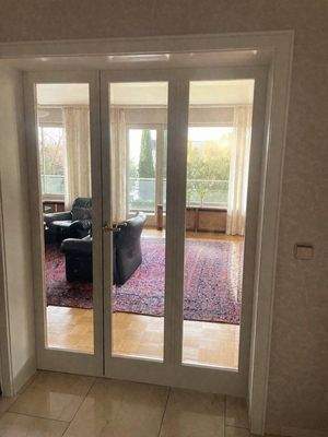 Blick v. Flur ins Wohnzimmer