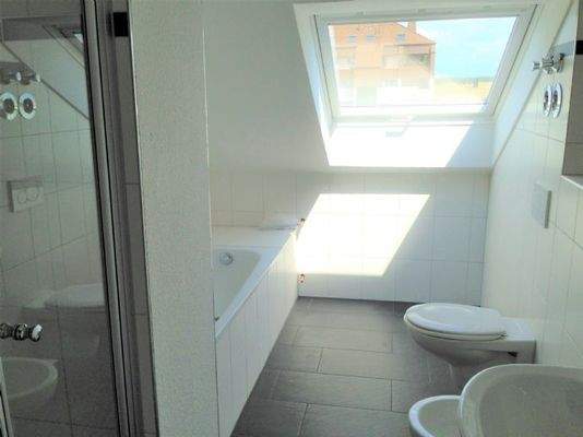 Bad Du.mit Glastüren,Wanne, Bidet usw.