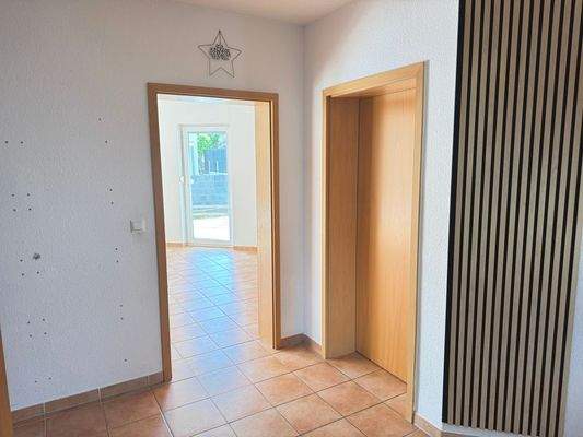 Diele m. Zugang Wohn-Essbereich