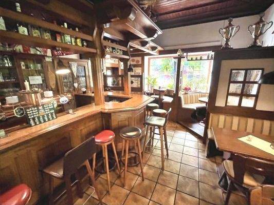 Eingang Gaststätte mit traditioneller Theke