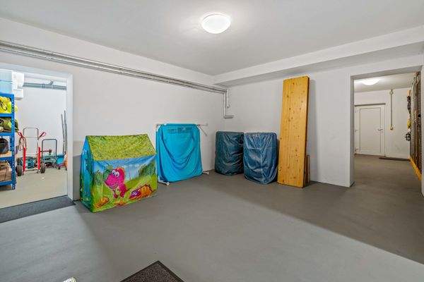 Durchgangsraum im Vorraum im Souterrain