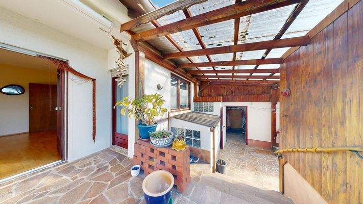 Terrasse Richtung Garage