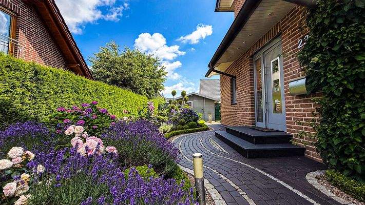 Vorgarten und Eingangsbereich