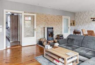 großzügiges Wohn-Ess-Zimmer im Obergeschoß mit Kamin