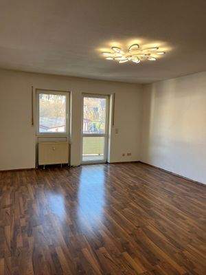 Helles Wohnzimmer mit Balkon