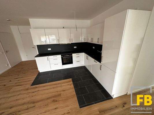 Moderne Einbauküche mit Markengeräten (inkludiert)