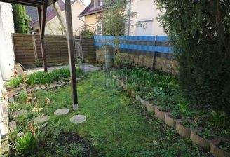 klein, aber fein: Garten mit Freisitz