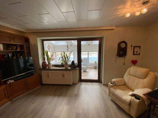 Wohnzimmer mit Ausgang in den Wintergarten.jpeg