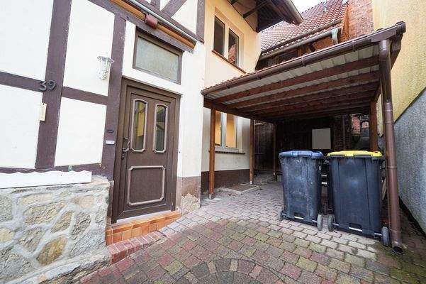 Hauseingang & Carport