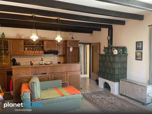 Wohnzimmer-Kuechenzeile-Kamin