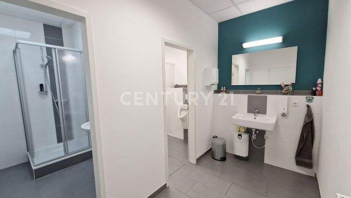 Sanitäranlagen mit Dusche EG