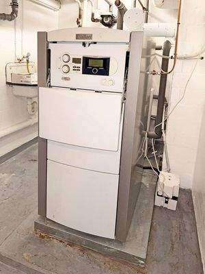 Moderne Brennwertheizung (Bj. 2012)