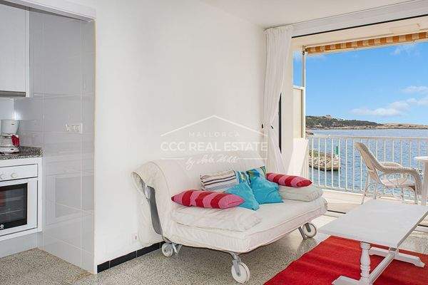 Wohnbereich mit Ausgang zum Balkon