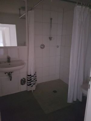 Bad mit Dusche (68m²)