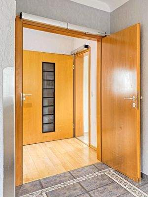 alle Türen im Erdgeschoss auch elektronisch zu öffnen