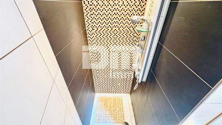 OG / DG Badezimmer Wanne / Dusche / Hantuchwärmer