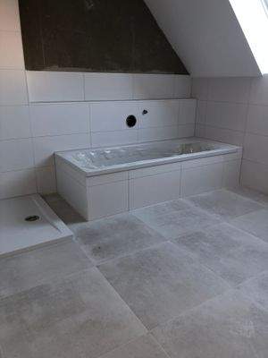 Bad OG / Dusche / Wanne / Waschbecken / WC